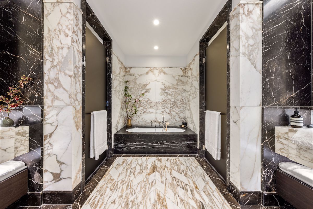 The Classic and Enduring Charm of Black and White Bathrooms | Lux Exposé, image size:1200x800